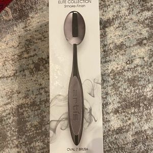 Artís Elite Collection makeup brush oval 7